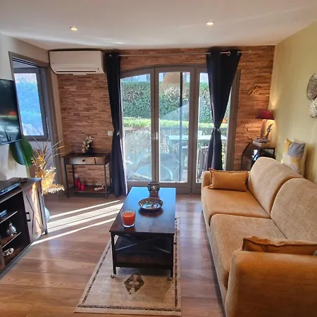 2 Pieces Climatise Avec Terrasse Et Parking A Ste Maxime - Fr-1-780-43 Apartment *