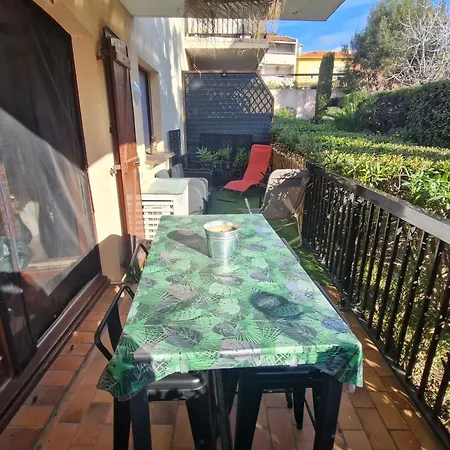 2 Pieces Climatise Avec Terrasse Et Parking A Ste Maxime - Fr-1-780-43 *