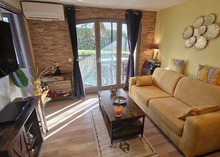 2 Pieces Climatise Avec Terrasse Et Parking A Ste Maxime - Fr-1-780-43 Сент-Максім