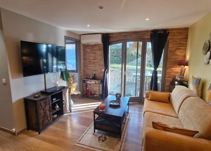 2 Pieces Climatise Avec Terrasse Et Parking A Ste Maxime - Fr-1-780-43 * Сент-Максім