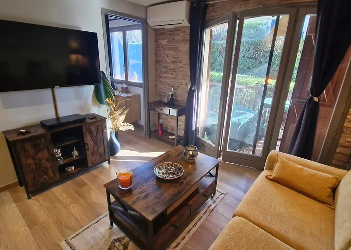 2 Pieces Climatise Avec Terrasse Et Parking A Ste Maxime - Fr-1-780-43 * Сент-Максім