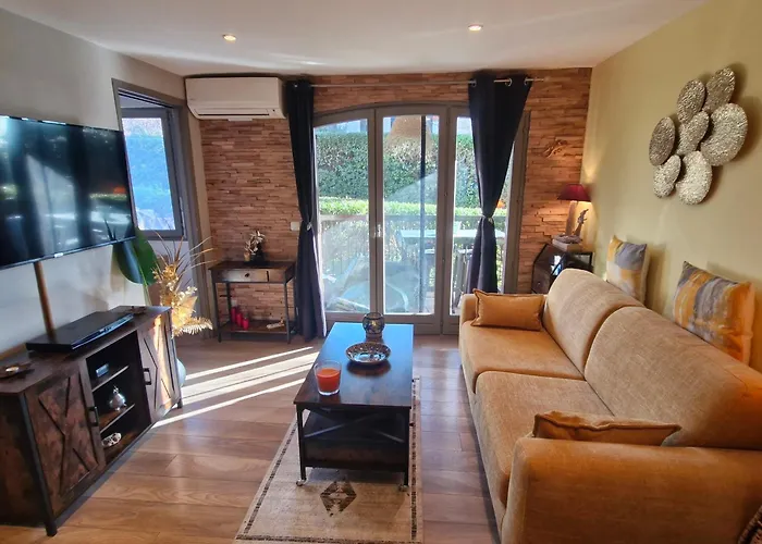 2 Pieces Climatise Avec Terrasse Et Parking A Ste Maxime - Fr-1-780-43 Апартаменти *