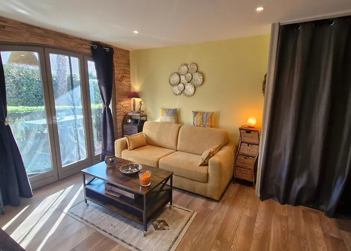 2 Pieces Climatise Avec Terrasse Et Parking A Ste Maxime - Fr-1-780-43 Апартаменти Сент-Максім