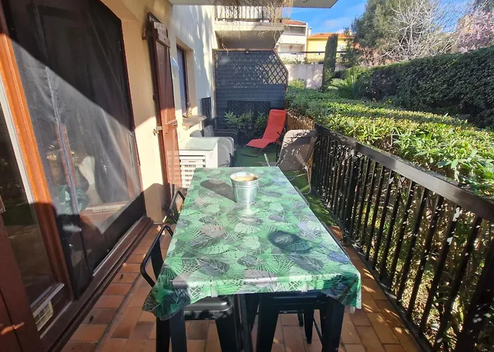 2 Pieces Climatise Avec Terrasse Et Parking A Ste Maxime - Fr-1-780-43 *